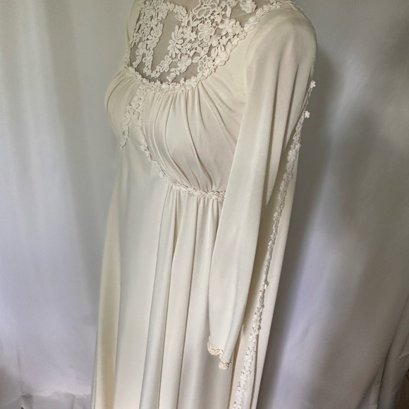 Vintage 1970’s Lace Wedding Gown - Picture 5 of 10